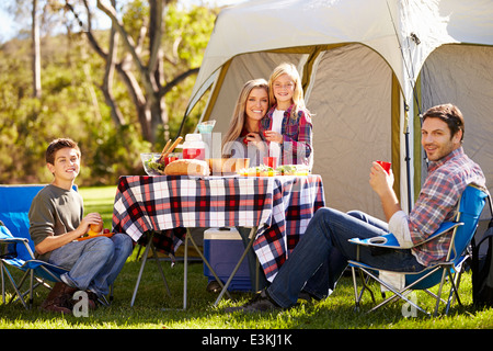 Famiglia godendo camping vacanze in campagna Foto Stock