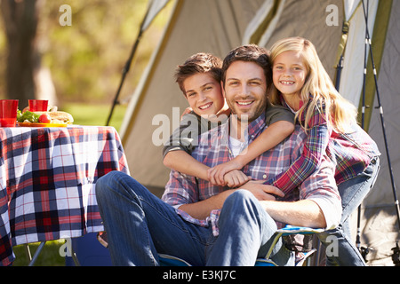 Padre e figli godendo camping vacanze in campagna Foto Stock