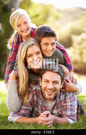 Ritratto di famiglia che giace sull'erba in campagna Foto Stock
