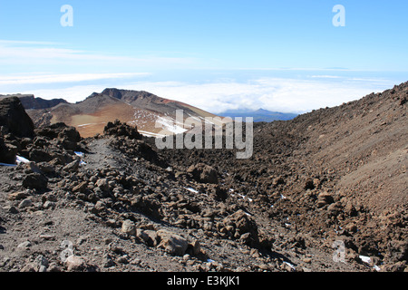 Escursioni in alta quota: viste verso il basso da El vulcano Teide verso adiacente Pico Viejo sullo spagnolo isole Canarie di Tenerife Foto Stock