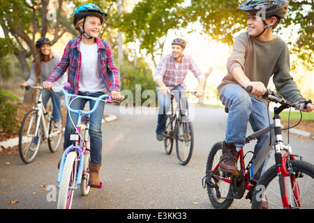 La famiglia sul tragitto in bicicletta in campagna Foto Stock