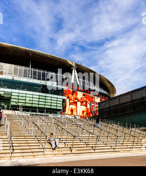 Una gioventù siede sulla procedura per lo stadio Emirates dell'Arsenal Football Club Foto Stock