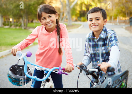 Due bambini in giro in bicicletta in campagna Foto Stock