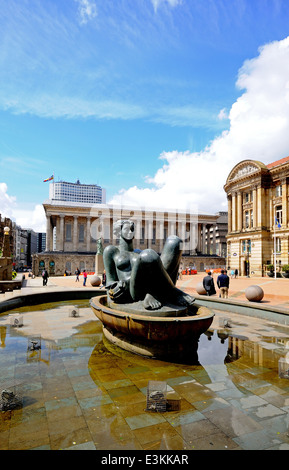 Il fiume Fontana (aka il Floozie nella Jacuzzi) con il municipio al posteriore, Victoria Square, Birmingham, Inghilterra, Regno Unito. Foto Stock