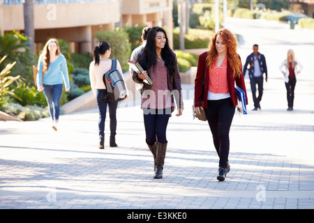 Studenti di sesso femminile passeggiate all'aperto sul Campus Universitario Foto Stock
