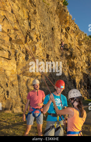 Brisbane Australia,Queensland Kangaroo Point Cliffs,Count White Park,adulti uomo uomo uomo uomini maschio,arrampicata su roccia,linea,corda,istruttore,indossare,helme di sicurezza Foto Stock