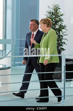 Berlino, Germania. Il 24 giugno 2014. Il cancelliere tedesco Angela Merkel (CDU) e Abdullah II ibn al-Hussein, Re di Giordania arriva per una conferenza stampa presso la cancelleria di Berlino, Germania, 24 giugno 2014. Foto: BERND VON JUTRCZENKA/dpa/Alamy Live News Foto Stock