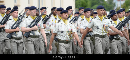 Donaueschingen, Germania. Il 24 giugno 2014. I soldati del centodecimo reggimento di fanteria dell'esercito francese marzo durante una cerimonia militare al Fuerstenberg barrack in Donaueschingen, Germania, 24 giugno 2014. L'esercito francese lascia la caserma di 8 mese dopo la withdrawel era stato annunciato. Il centodecimo reggimento di fanteria fu l'ultimo francese unità militari di stanza in Germania. Foto: PATRICK SEEGER/dpa/Alamy Live News Foto Stock