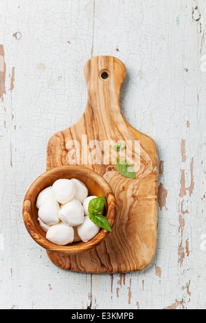 Mozzarella in legno d'ulivo vaso su sfondo di legno Foto Stock