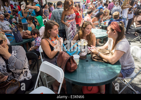 Hookah fumatore a Great Jones Street nel Noho quartiere di New York Foto Stock