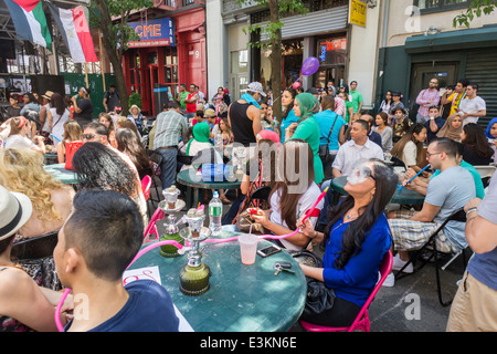 Hookah fumatore a Great Jones Street nel Noho quartiere di New York Foto Stock