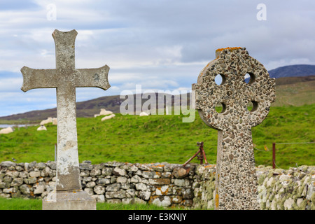 Cappella Howmore con crocifisso e croce celtica in terreno di sepoltura su South Uist Ebridi Esterne Western Isles della Scozia UK Gran Bretagna Foto Stock