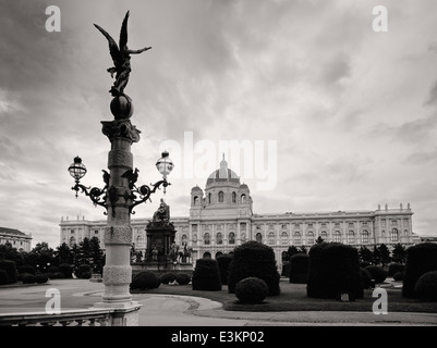 Kunsthistorisches Museum Wien KHM (museo di storia dell'arte Vienna) visto di entrata del Naturhistorisches Museum Wien NHM. Foto Stock