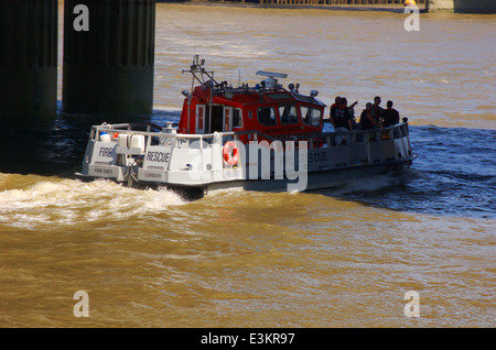 Fire la barca di salvataggio sul Fiume Tamigi a Londra in Inghilterra Foto Stock