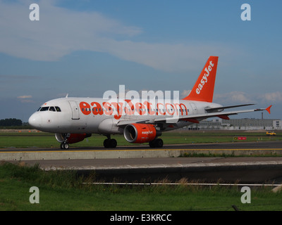 G-EZDW Airbus A319-111 easyJet in rullaggio a Schiphol (AMS - EHAM), Paesi Bassi, 18maggio2014, PIC-2 Foto Stock