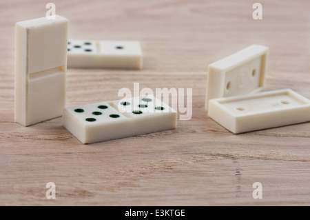 Vista superiore del domino gioca su un tavolo di legno Foto Stock