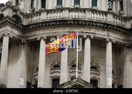 Belfast City Hall,UK. Il 24 giugno 2014. Il Royal Flying Standard su Belfast City Hall durante la visita di HM la regina durante la sua visita di 3 giorni in Irlanda del Nord Credit: Bonzo Alamy/Live News Foto Stock