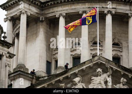 Belfast City Hall,UK. Il 24 giugno 2014. Il Royal Flying Standard su Belfast City Hall durante la visita di HM la regina durante la sua visita di 3 giorni in Irlanda del Nord Credit: Bonzo Alamy/Live News Foto Stock