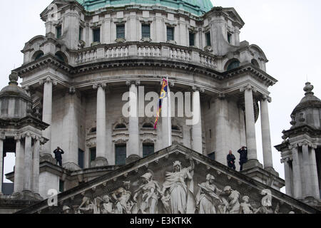 Belfast City Hall,UK. Il 24 giugno 2014. Protezione extra era visibile durante la visita di HM la regina a Belfast durante la sua visita di 3 giorni in Irlanda del Nord Credit: Bonzo Alamy/Live News Foto Stock