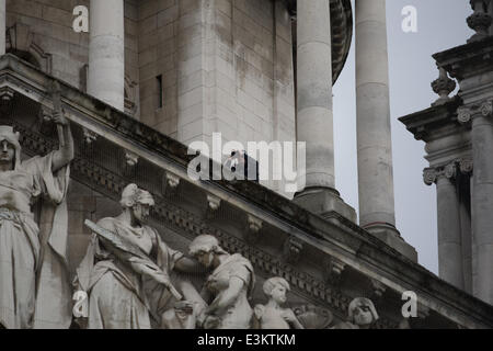 Belfast City Hall,UK. Il 24 giugno 2014. Protezione extra era visibile durante la visita di HM la regina a Belfast durante la sua visita di 3 giorni in Irlanda del Nord Credit: Bonzo Alamy/Live News Foto Stock