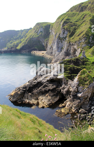 Posizione spettacolare a Kinbane Head, sulla costa del Causeway, nell'Irlanda del Nord, appena fuori Ballycastle Foto Stock