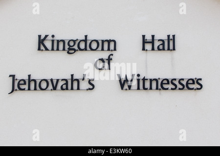 Regno Sala dei Testimoni di Geova segno sul timpano di una chiesa. Foto Stock