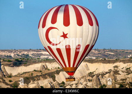Vista del pallone aerostatico volando sopra la formazione di roccia in Cappadocia,Turchia Foto Stock