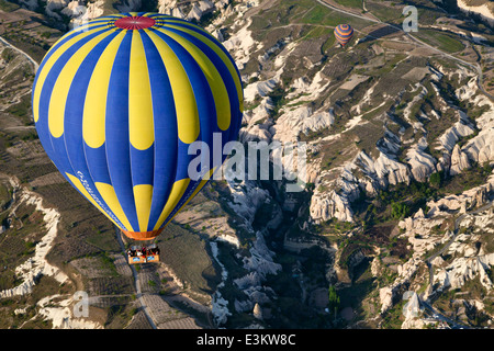 Vista del pallone aerostatico volando sopra la formazione di roccia Foto Stock