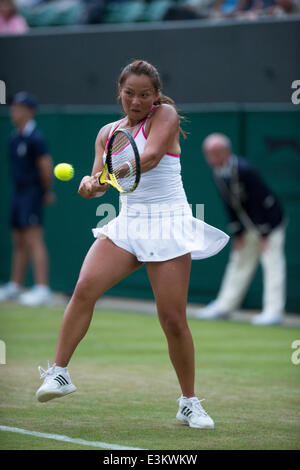 Londra, Regno Unito. Il 24 giugno 2014. Wimbledon Tennis Championships Tara Moore del Regno Unito in azione contro Vera ZVONAREVA della Russia durante il giorno due signore sceglie il primo round in abbinamento alla Wimbledon Tennis campionati a tutti England Lawn Tennis Club di Londra, Regno Unito. Credito: Azione Sport Plus/Alamy Live News Foto Stock