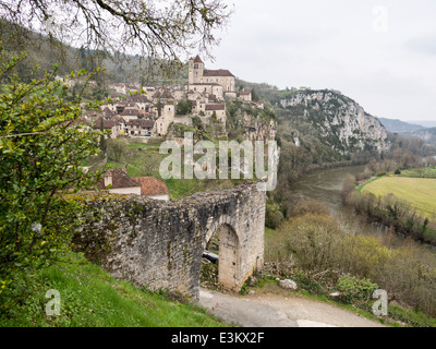 St Cirq Lapopie con il fiume molto al di sotto delle pareti. Una panoramica dell'antico borgo medioevale borgo di montagna dei pirenei Foto Stock