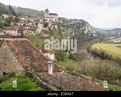 St Cirq Lapopie con il fiume molto al di sotto della rupe difese. Un antico borgo medioevale borgo di montagna dei pirenei Foto Stock