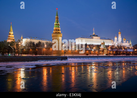 Vista panoramica del Cremlino di Mosca di notte, Russia Foto Stock