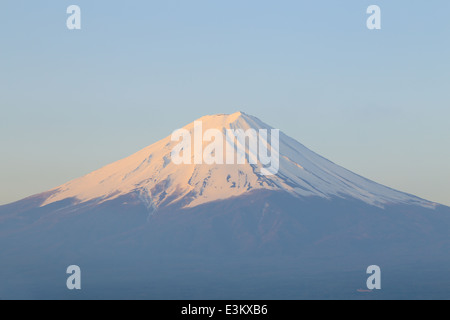 Il picco del Monte Fuji, vista dal lago Kawaguchiko, Giappone Foto Stock