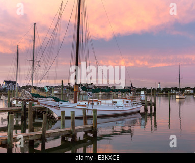 Ocracoke Island, Outer Banks, NC: Colori di sunrise al di sopra delle barche del lago d'argento del porto al Ocracoke Foto Stock