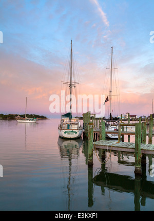 Ocracoke Island, Outer Banks, NC: Colori di sunrise al di sopra delle barche del lago d'argento del porto al Ocracoke Foto Stock