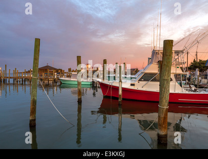 Ocracoke Island, Outer Banks, NC: Colori di sunrise al di sopra delle barche del lago d'argento del porto al Ocracoke Foto Stock