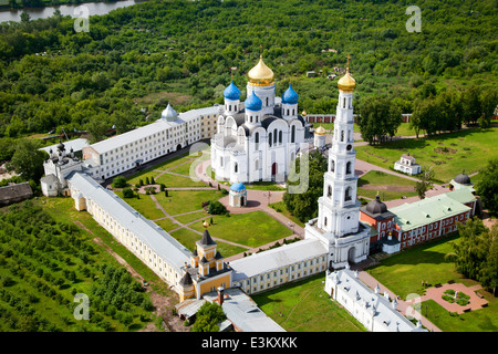 Vista superiore della trasfigurazione Cattedrale e la Torre Campanaria nel monastero Nicholas-Ugreshsky, Dzerzhinsky città, regione di Mosca, Russia Foto Stock