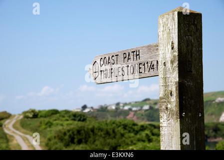 Segnaletica per il percorso costiero a Bantham South Devon England Regno Unito Foto Stock