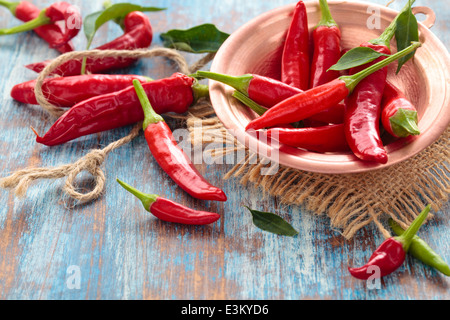 Mini red hot peperoncini rossi in una piastra di rame. Foto Stock