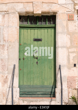 Sportello Verde, numero 10. Una vecchia porta di legno dipinto di tante sfumature di verde. Foto Stock