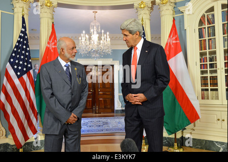 Segretario Kerry e Omani Ministro degli Esteri Yusuf bin Alawi Bin Abdullah indirizzo reporter Foto Stock