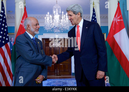 Segretario Kerry scuote le mani con Omani Ministro degli Esteri Yusuf bin Alawi Bin Abdullah Foto Stock