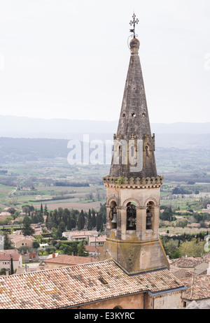 Campanile in St-Saturnin-les -Apt dal di sopra. La guglia della parte inferiore della chiesa del paese con la valle aziende agricole al di sotto di Foto Stock