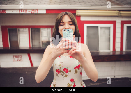 Immagine della giovane donna prendendo selfie, New Hampshire, STATI UNITI D'AMERICA Foto Stock