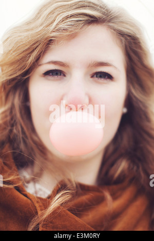 Ritratto di ragazza adolescente (13-15) soffiaggio gomma da masticare bubble Foto Stock