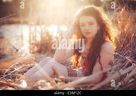 Ritratto di giovane donna (18-19) con le mani nei capelli Foto Stock