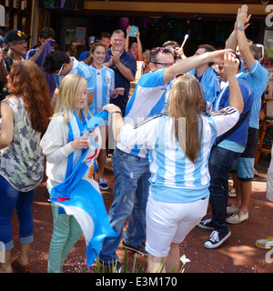 Santa Barbara, California 21 giugno 2014 Argentina fans celebrare la FIFA World Cup Soccer Game win da ballare nelle strade. Foto Stock