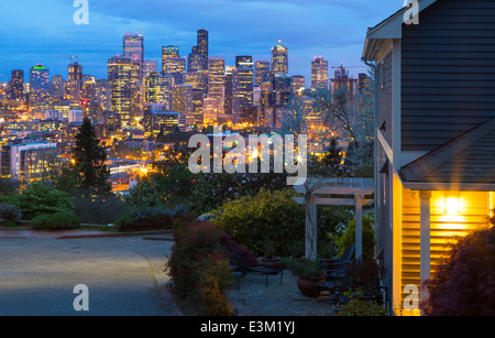 Seattle, Washington: vista notturna della skyline della città e il centro cittadino di Queen Ann Hill, Bhy Kracke city park Foto Stock