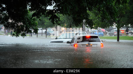 Ft. Vale la pena, TX, Stati Uniti d'America. Il 24 giugno 2014. 6/24/2014. Veicoli galleggiante nel mezzo di Bryce Avenue che ha allagato dopo i tuoni e le forti piogge hanno colpito il nord Texas provocando allagamenti nei quartieri in Ft. Vale la pena di tx. Credito: Ralph Lauer/ZUMAPRESS.com/Alamy Live News Foto Stock