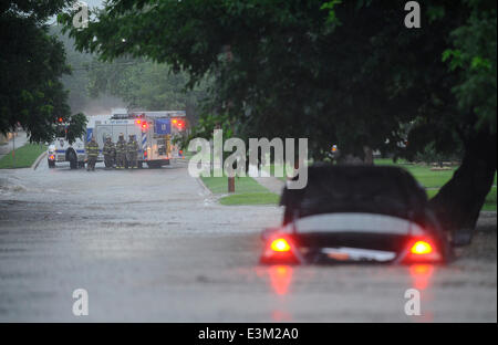 Ft. Vale la pena, TX, Stati Uniti d'America. Il 24 giugno 2014. 6/24/2014. Ft. Vale la pena di vigili del fuoco bloccare l'intersezione di Western Ave. e Bryce dopo i tuoni e le forti piogge hanno colpito il nord Texas provocando allagamenti in Arlington Heights quartiere di Ft. Vale la pena di tx. Credito: Ralph Lauer/ZUMAPRESS.com/Alamy Live News Foto Stock